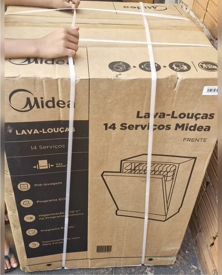 Caixa de uma lava-louças Midea de 14 serviços recém-entregue