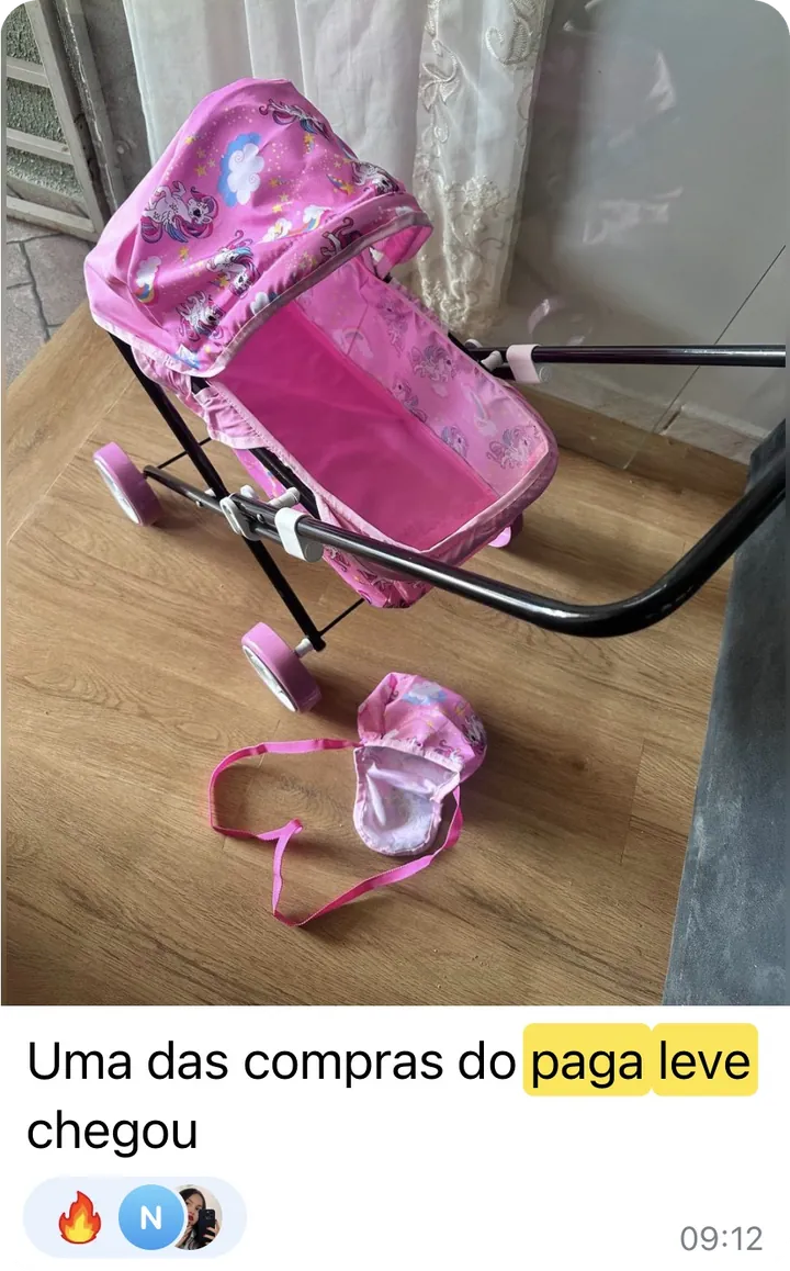 Foto de um carrinho de boneca rosa montado: “Uma das compras do paga leve chegou”