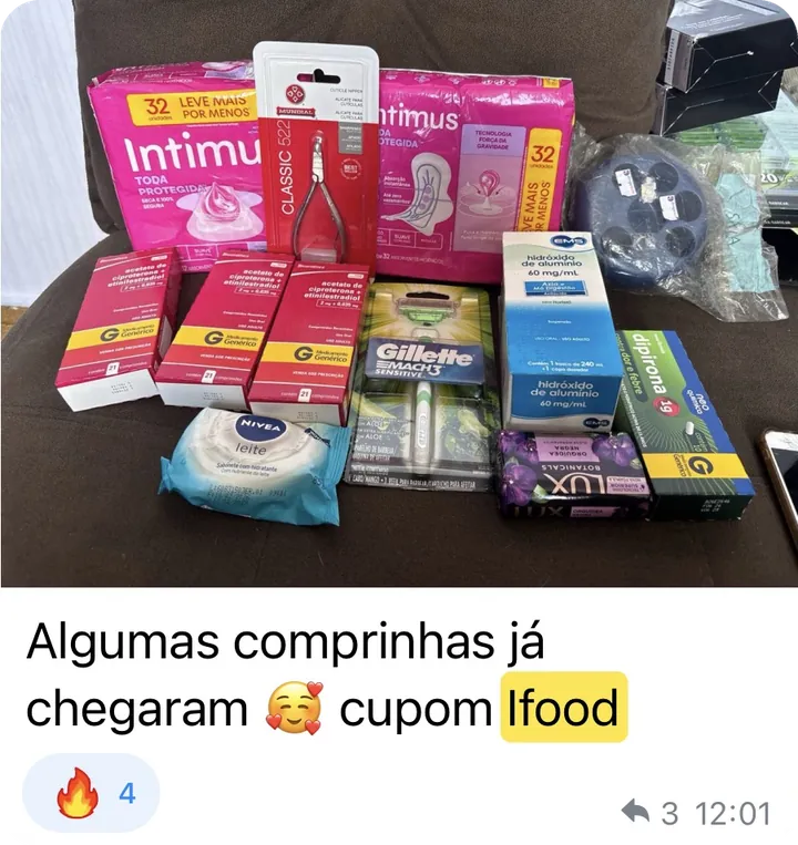 Foto de produtos de higiene e beleza sobre a mesa: “Algumas comprinhas já chegaram, cupom iFood”