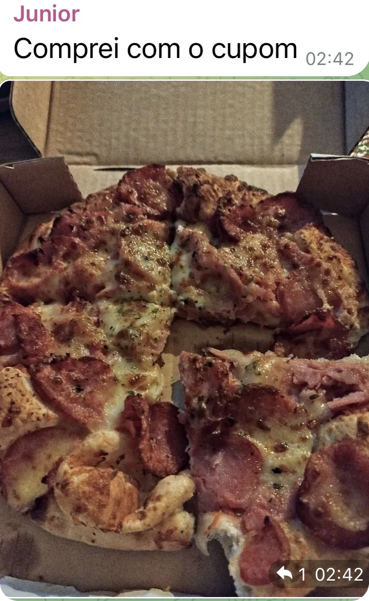 Mensagem “Comprei com o cupom” com a foto de uma pizza de calabresa