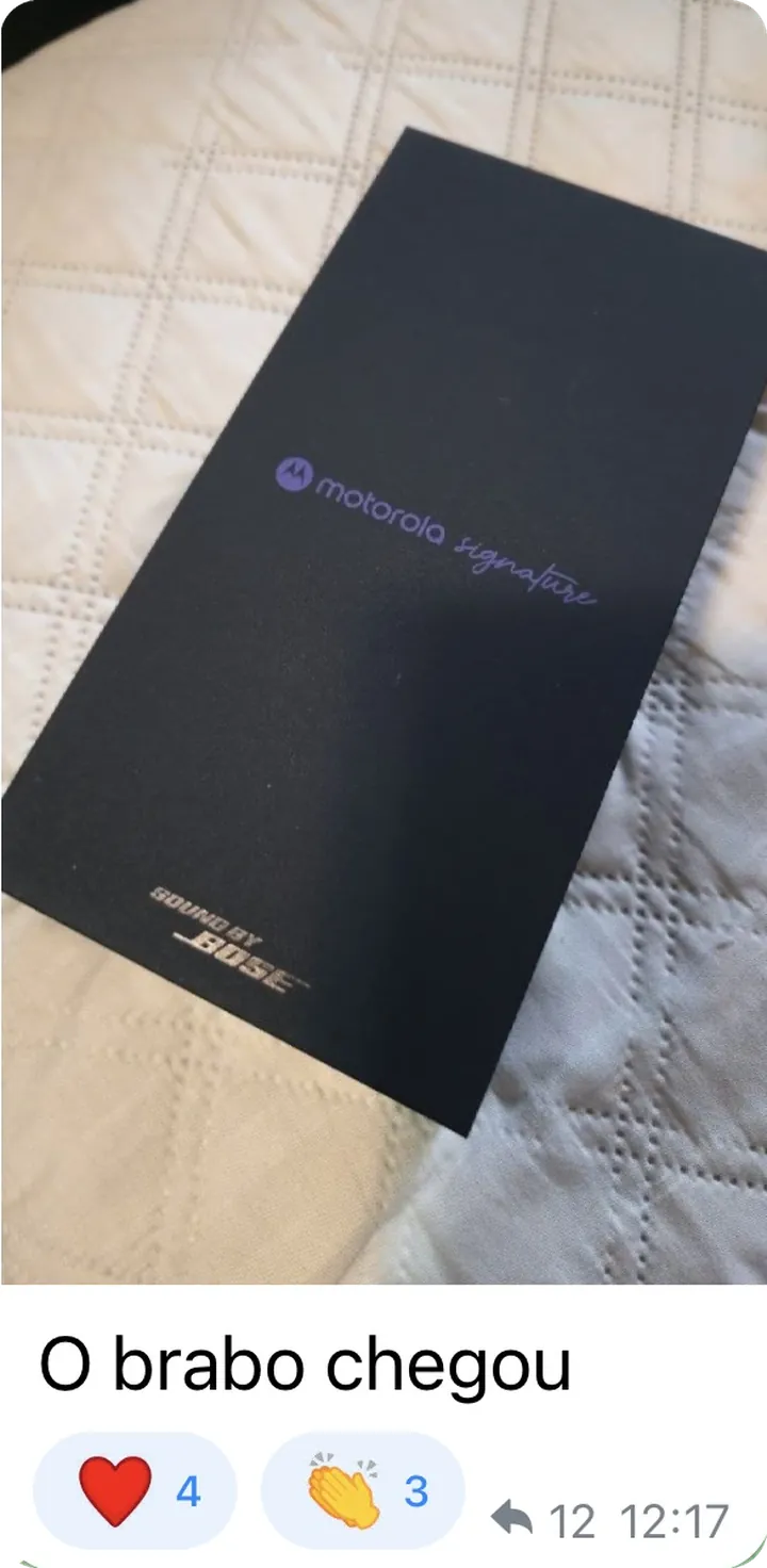 Foto da caixa preta de um celular Motorola: “O brabo chegou”